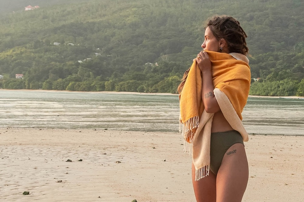 Almaz bath towel sabahar gold with model