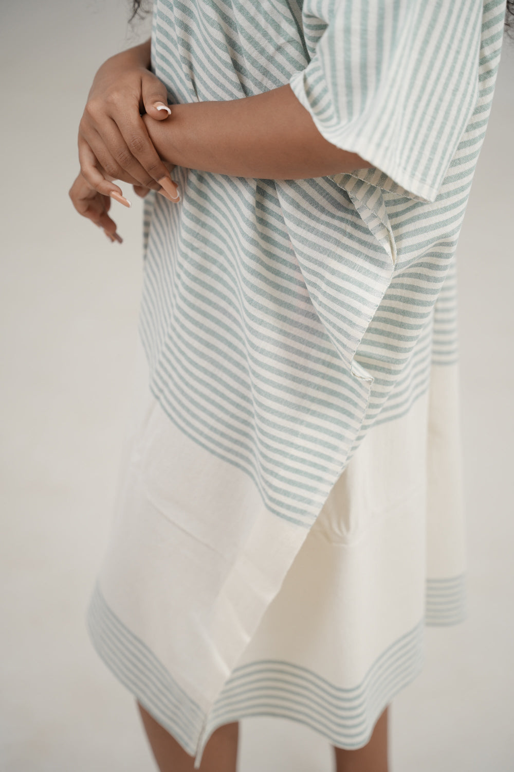 Ari kaftan in flax from the side on model
