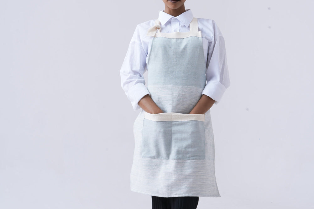 Megebi apron in azurro on a model