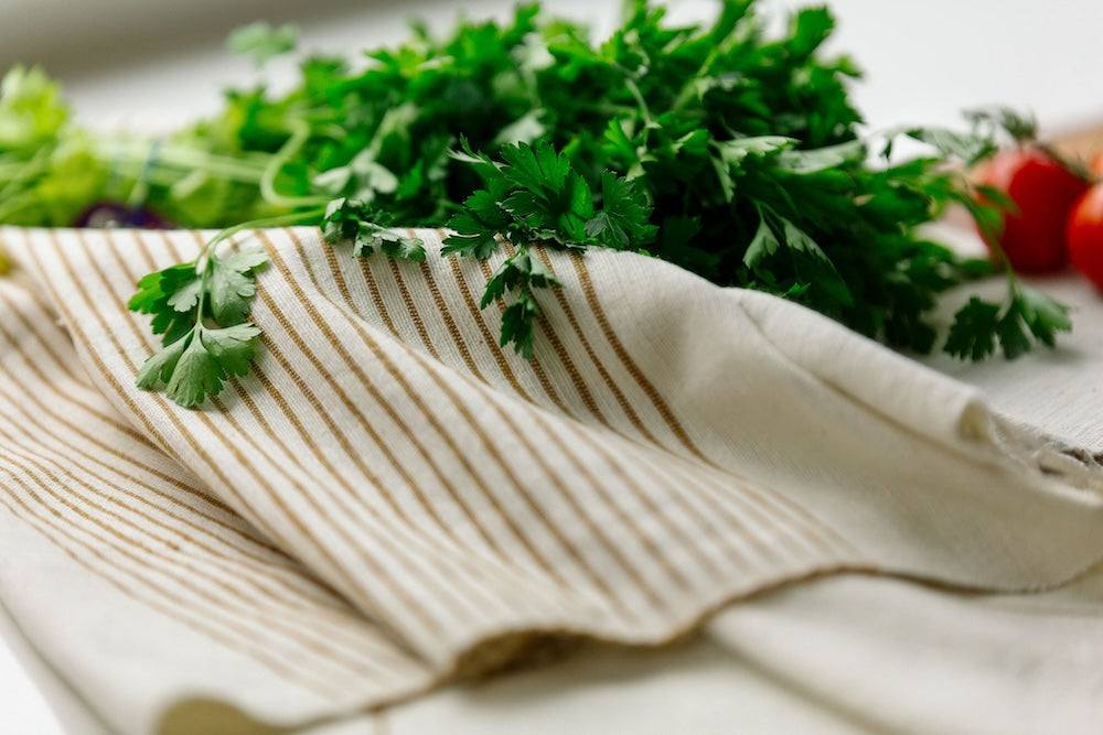 Roha kitchen towel in bronze close-up