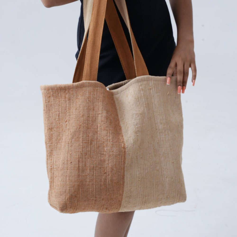 bolsa tote in beige carried by model