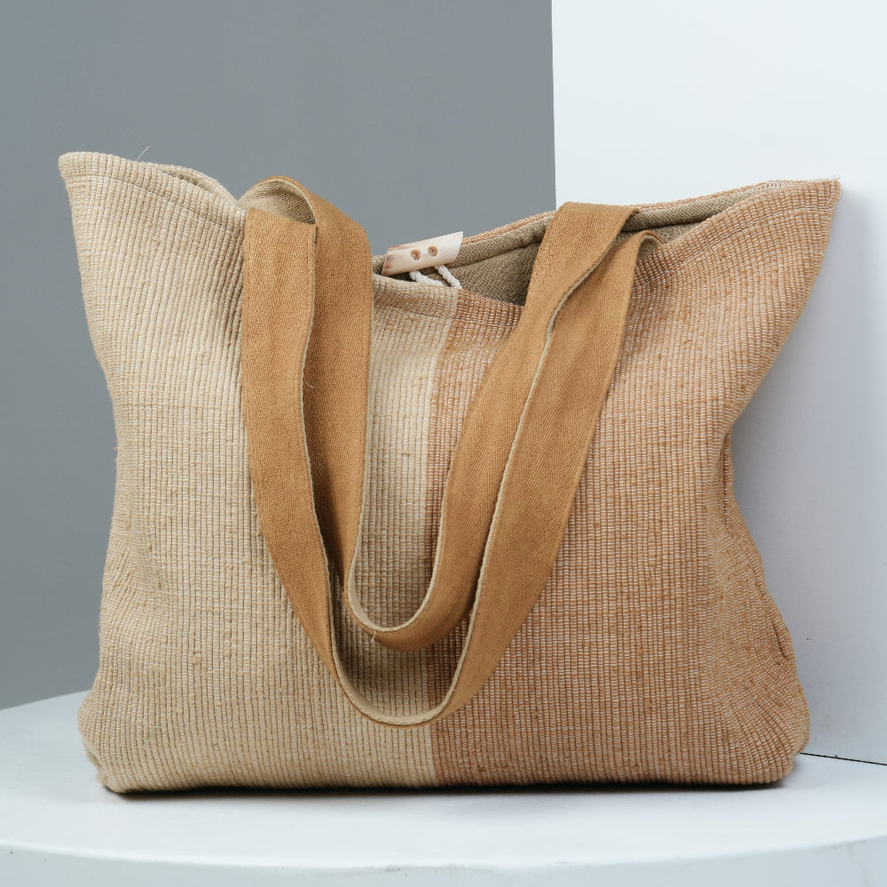 bolsa tote in beige on grey background