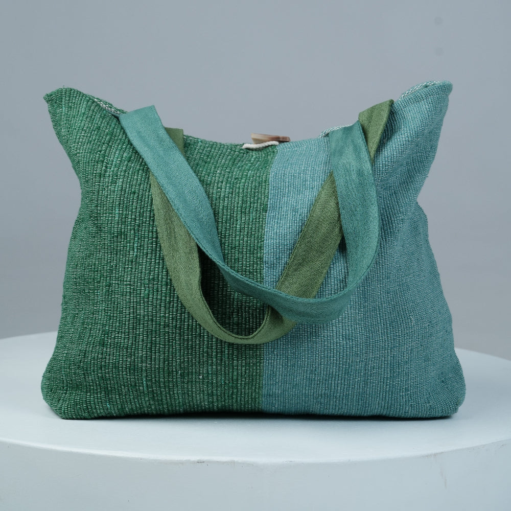 bolsa tote in teal on grey background