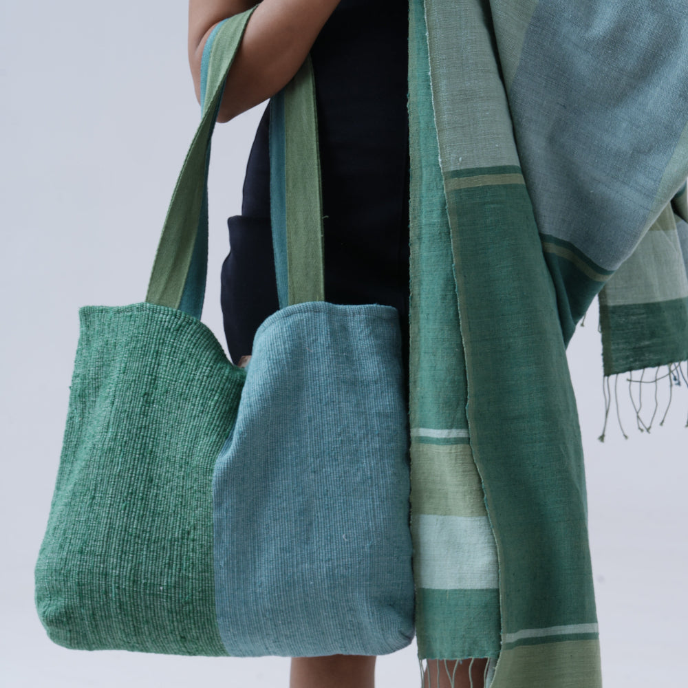 bolsa tote with mareb towel in teal carried by model on white background