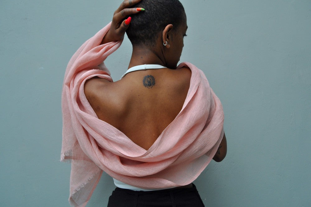 Telba linen shawl in blush on a model from behind.