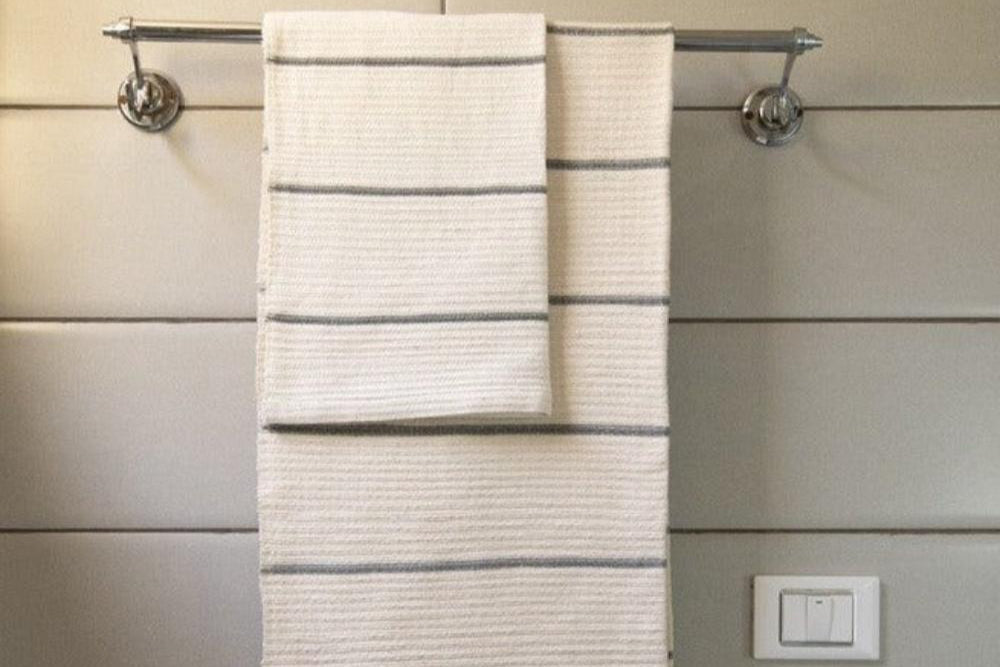 Wari waffle bath towel in grey in bathroom