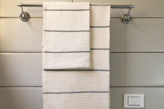Wari waffle bath towel in grey in bathroom