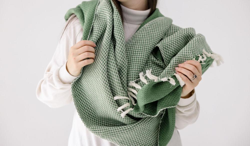 Maya shawl in mint