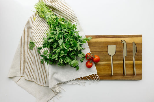 Roha kitchen towel in bronze with parsley, tomatoes and cutlery