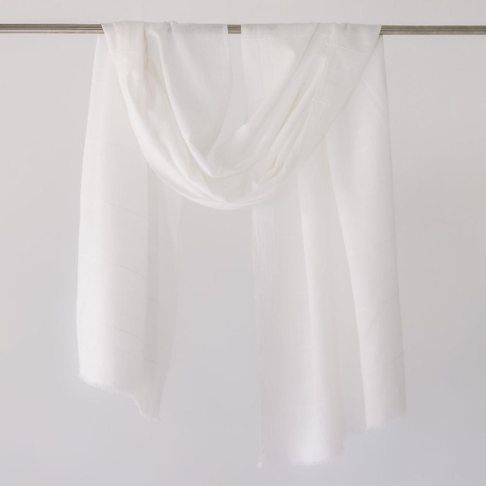 Maraki shawl in white on a bar