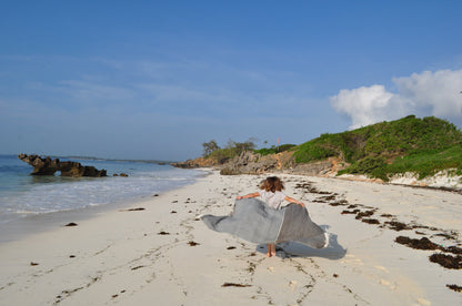satya running holding abay towel in grey