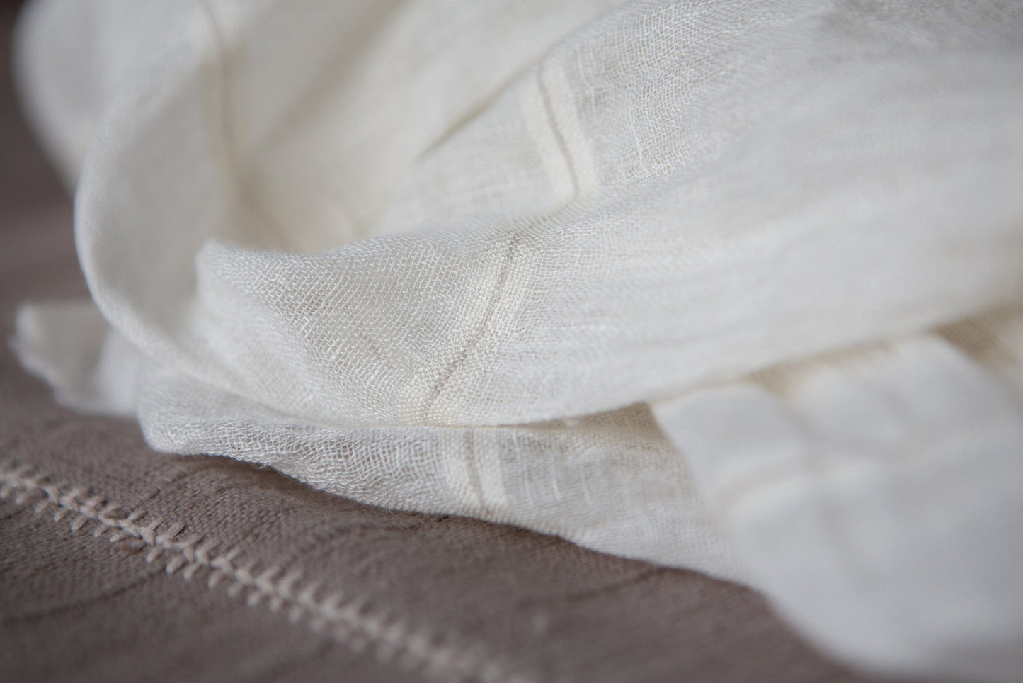 Adina shawl shawl sabahar White with lines in stone 
