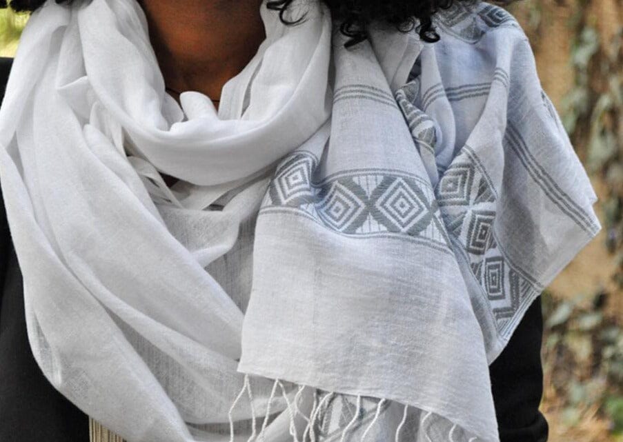 Queen Taitu shawl shawl sabahar White with light grey 