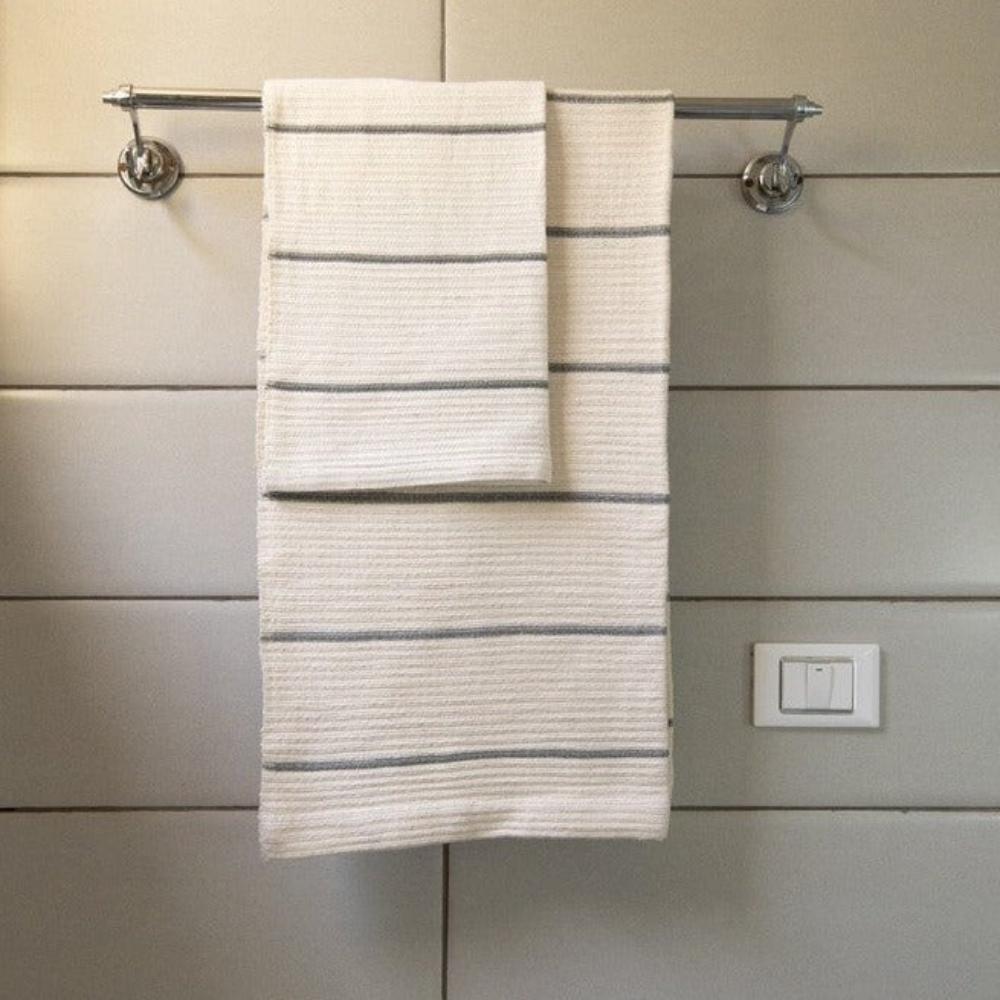 Wari waffle bath towel in grey in bathroom